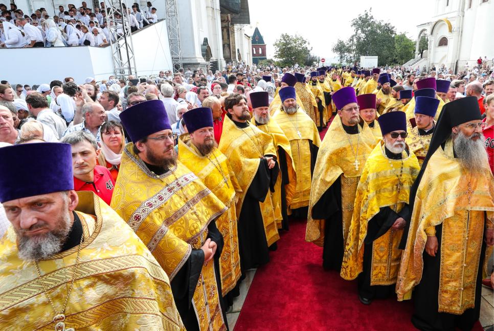 Священнослужители во время крестного хода к памятнику равноапостольному князю Владимиру на Боровицком холме в честь 1030-летия Крещения Руси. Михаил Терещенко/ ТАСС
